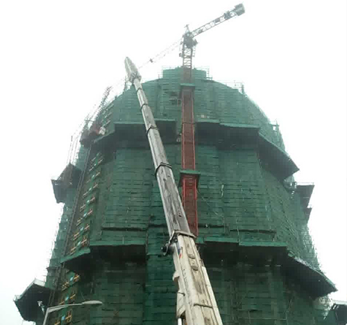 龙州吊车在工地上作业